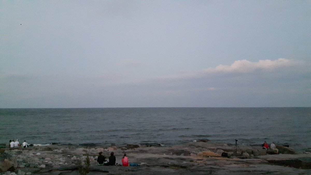 HarriHoltta's tweet photo. Ahaa, nyt mä ymmärrän: täydellinen #kuunpimennys tarkoittaa sitä, että kuu pimenee niin täysin, ettei sitä näy ollenkaan... https://t.co/bNSHivCeri