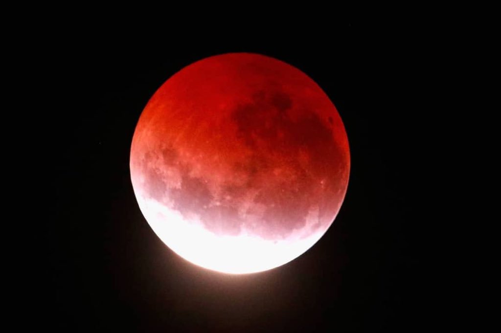 Verno_16's tweet photo. Total Lunar eclipse ๐๐๐
Taking out some pictures seeing the beauty on Nature!!
#PraiseBeUntoTheCreator๐
#HowGreatIsOurGod
#GodOfEverything
#PowerOverNature https://t.co/e51RYkFNOz