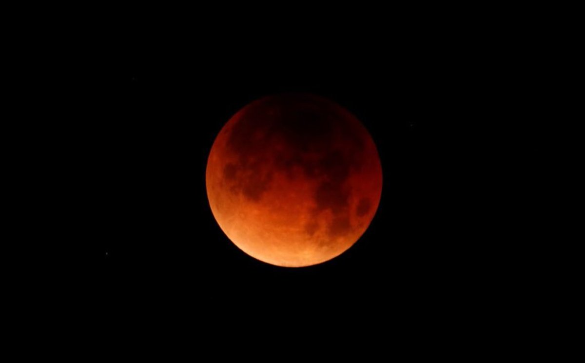 SirMufamadi's tweet image. From pure white to these and still going retweet if you see this   #LunarEclipse