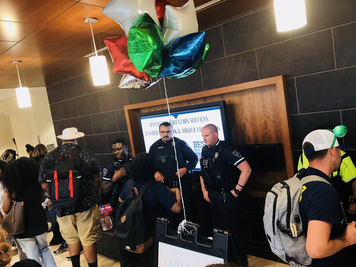 DM_UrFuturePrez's tweet image. Cops 👮👮🏾👮‍♀️👮🏽‍♀️ Counselors 👩‍💼👨🏽‍💼.  Cookies 🍪 ...yup sounds like Community to me! #TrainingTrain 🚂 #UNCGHRL #WelcomeBack #RATraining #WhatTimeIsIt #TrainingTime #HeyEverybody #HeyWhat #BuildingOurLegoCy @uncg @uncgspartans @uncg_sa #UNCGPolice #UNCGCounseling