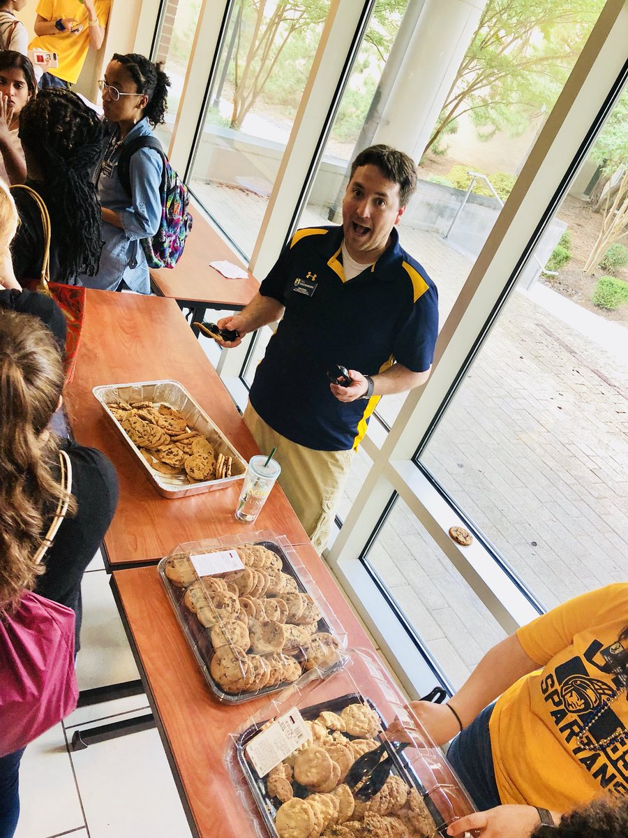 DM_UrFuturePrez's tweet image. Cops 👮👮🏾👮‍♀️👮🏽‍♀️ Counselors 👩‍💼👨🏽‍💼.  Cookies 🍪 ...yup sounds like Community to me! #TrainingTrain 🚂 #UNCGHRL #WelcomeBack #RATraining #WhatTimeIsIt #TrainingTime #HeyEverybody #HeyWhat #BuildingOurLegoCy @uncg @uncgspartans @uncg_sa #UNCGPolice #UNCGCounseling