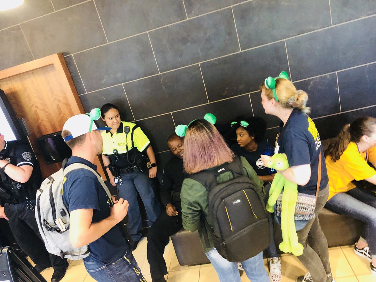 DM_UrFuturePrez's tweet image. Cops 👮👮🏾👮‍♀️👮🏽‍♀️ Counselors 👩‍💼👨🏽‍💼.  Cookies 🍪 ...yup sounds like Community to me! #TrainingTrain 🚂 #UNCGHRL #WelcomeBack #RATraining #WhatTimeIsIt #TrainingTime #HeyEverybody #HeyWhat #BuildingOurLegoCy @uncg @uncgspartans @uncg_sa #UNCGPolice #UNCGCounseling