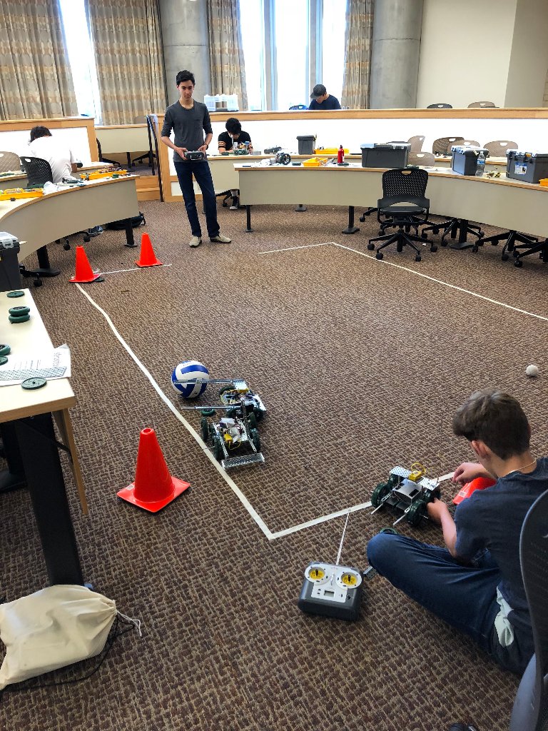 RitchieSchool's tweet photo. Last week we hosted engineering summer camp for some bright, young minds and we're not sure who had more fun... the students or our professors! #nextgenerationengineers #DUengineering #forwardfaster https://t.co/ZtjZo3vWrk