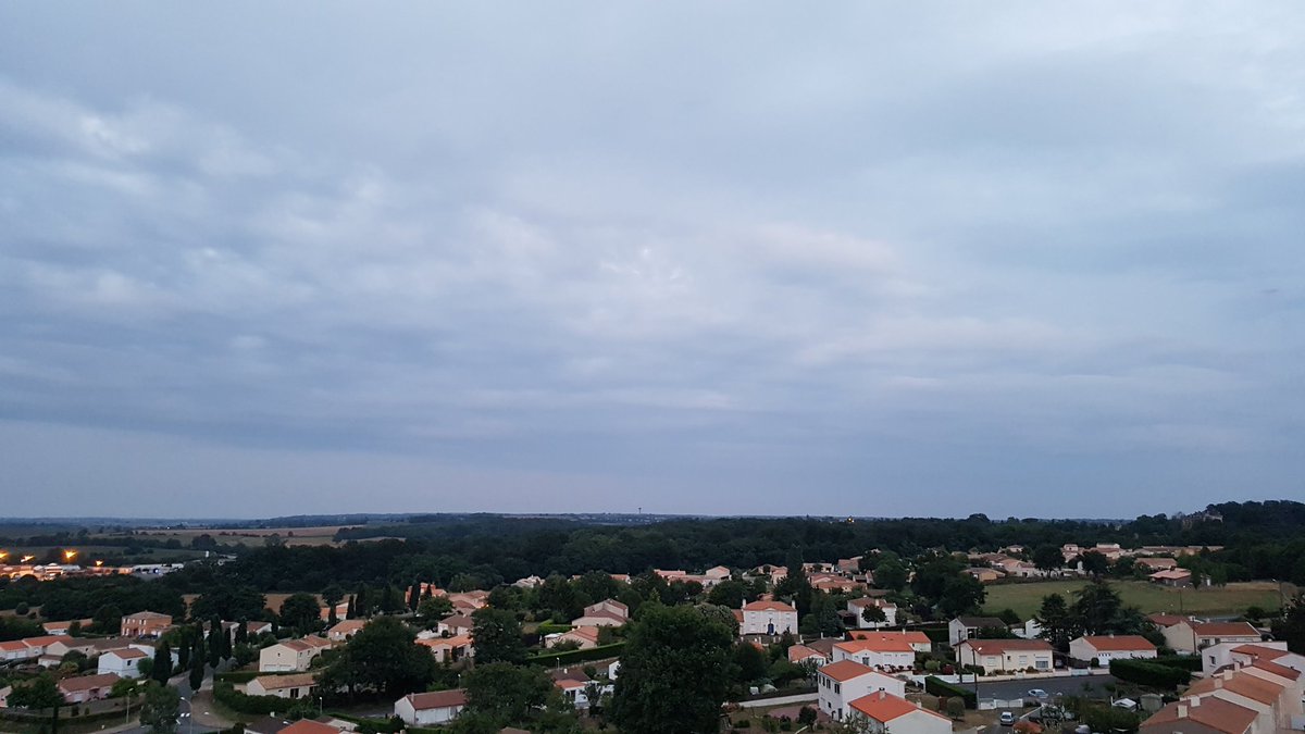 Dextramorphane's tweet image. #AstronoGeek chez moi aussi la lune a disparu ! Sous les nuages 😞