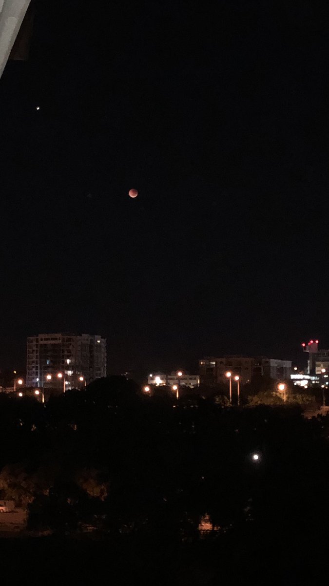 MissAndriolo's tweet photo. Up at 4:30am to watch the moon go from normal to #BloodMoon - spectacular!! #Brisbane #Australia #LunarEclipse #BloodMoonEclipse https://t.co/AnhVGvQ9pD