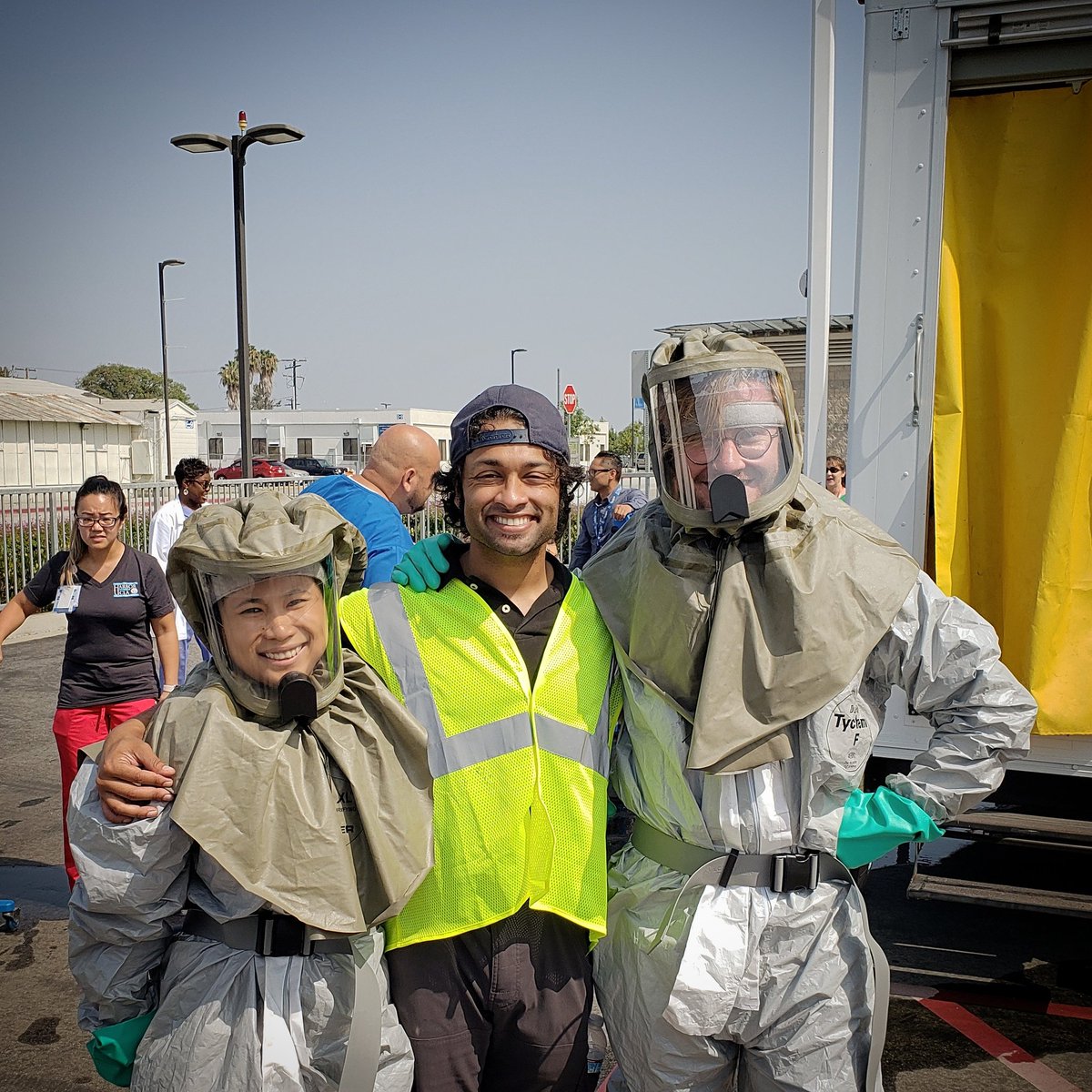 When your totally awesome residents do awesome in a disaster drill and look great in their gear, ye take photos 😋 <a href="/cdichang/">Cindy Chang, MD MEd</a> <a href="/tetwiler/">Michael Lee Tetwiler</a> <a href="/HarborUCLAEM/">Harbor-UCLA Emergency Medicine</a> #disastermedicine #disasterprep
