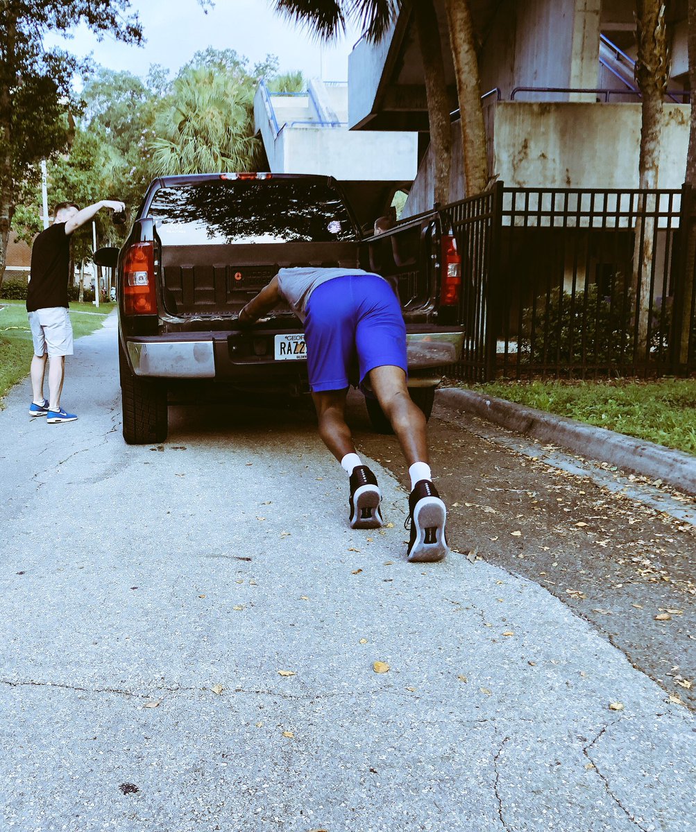 UFManager's tweet photo. Senior @KevarriusHayes pushing through the pain in his last #StrongmanFriday #Gators @GatorsMBK https://t.co/Vmd4aYAnEB