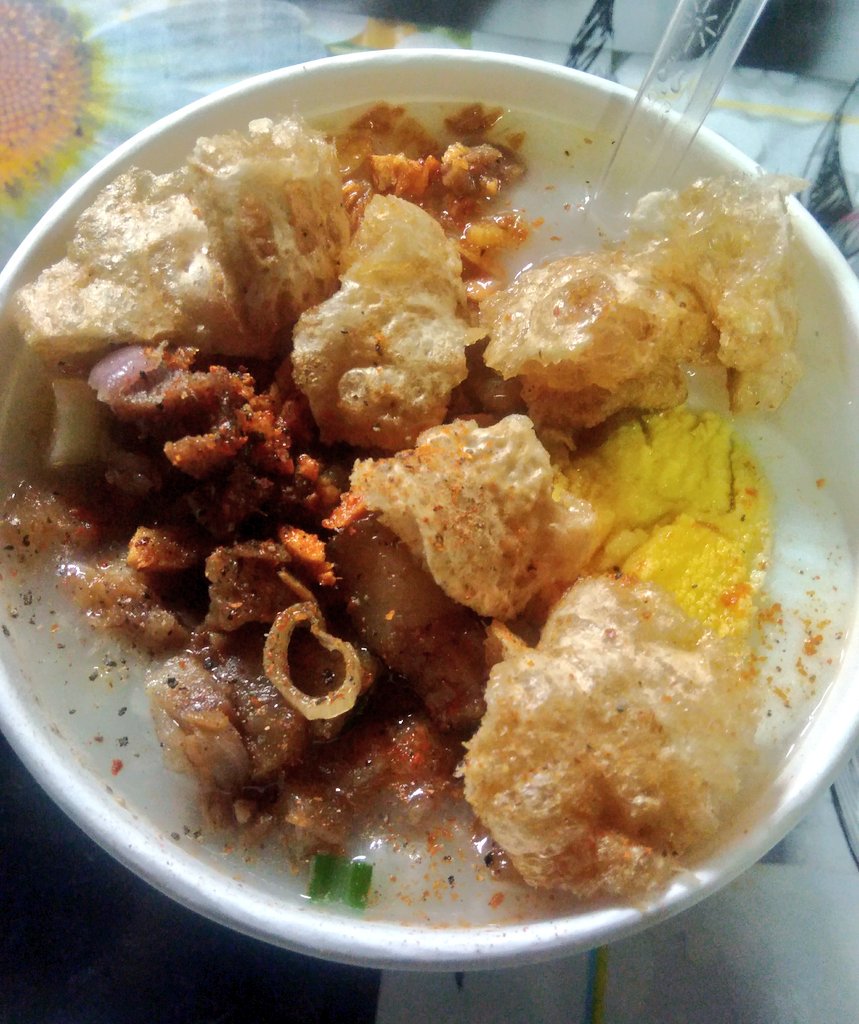 harriscivilian's tweet image. saan aabot ang 20 pesos mo? super full after eating this goto topped with sisig and chicharon. #gotohell ? or #gotoheaven ? haha