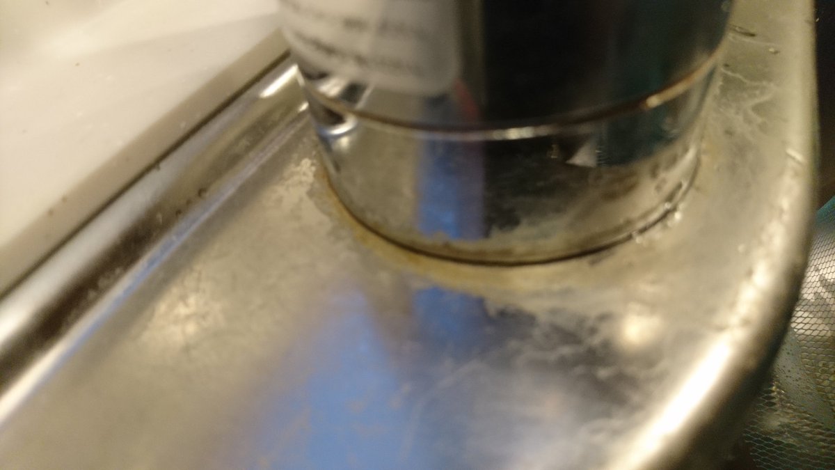 石尾祥馬 質問 汚れ物画像ですいません こういう 蛇口とかシンク回りに発生する茶色いこびりつきみたいな汚れを落とす良い方法知ってる方 教えてくれませんか Tot 水が乾いて 残ってる汚れなんかなぁ 掃除 シンク 蛇口 回り 茶色いやつ