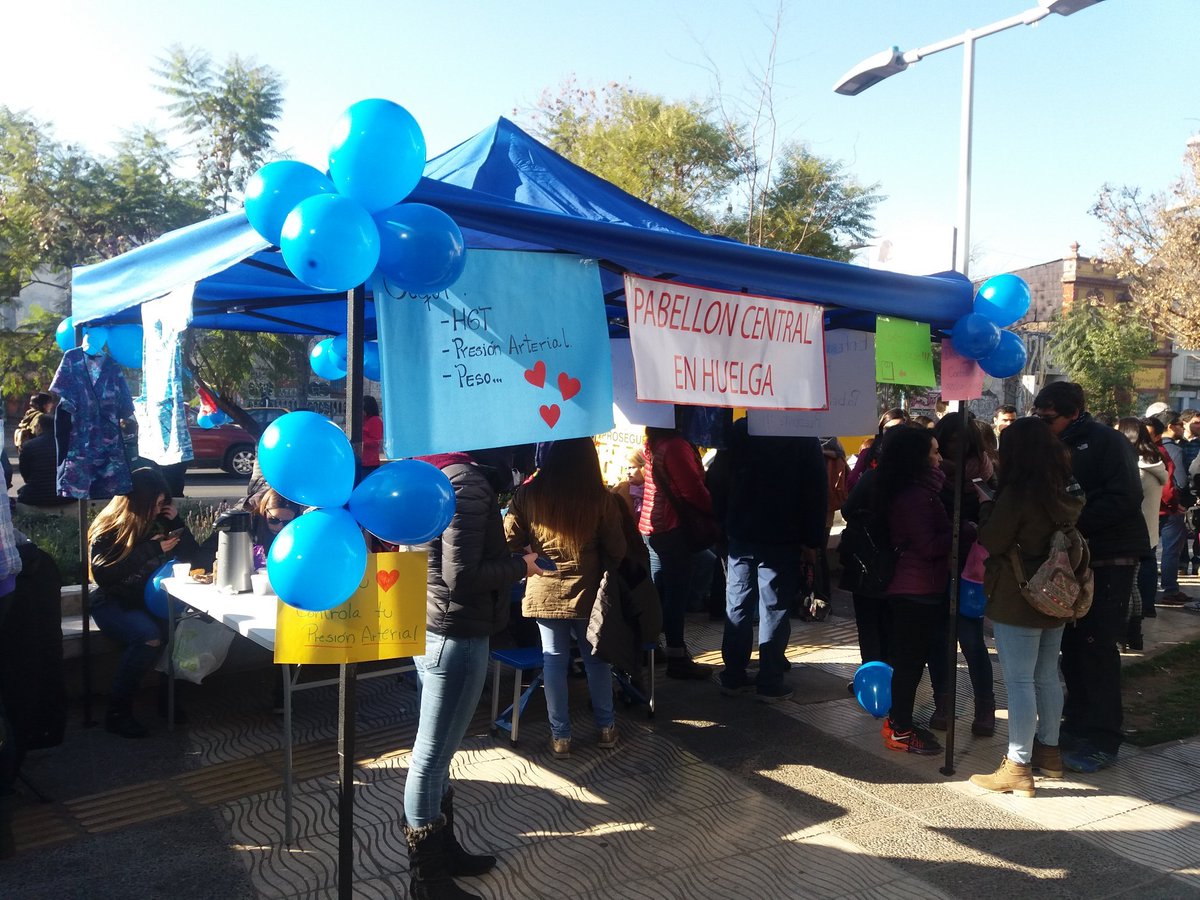 radiosindiall's tweet photo. 🔴URGENTE @Cutchile #Huelgadavila #clinicadavila |
Día 17 de huelga de las y los trabajadores de Clínica Dávila por mejores condiciones laborales y los gerentes de forma indolente no quieren negociar esperando el descuelgue. Estrategia de la peor calaña.
📌Funcionari@s muy unidos https://t.co/0HH8OROHUw
