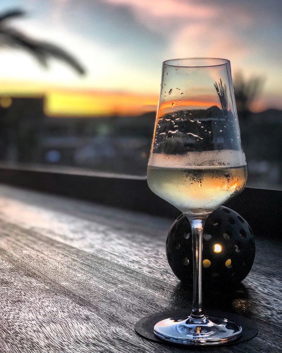 Weekend Special : sunset + glass of wine 🍷
.
.
#comalcabo #comalbar #chilenobaycabo #wine #sunset #weekend #igsunset #alwaysauberge #colors #luxurylife #tlworldsbest #glassofwine #whitewine