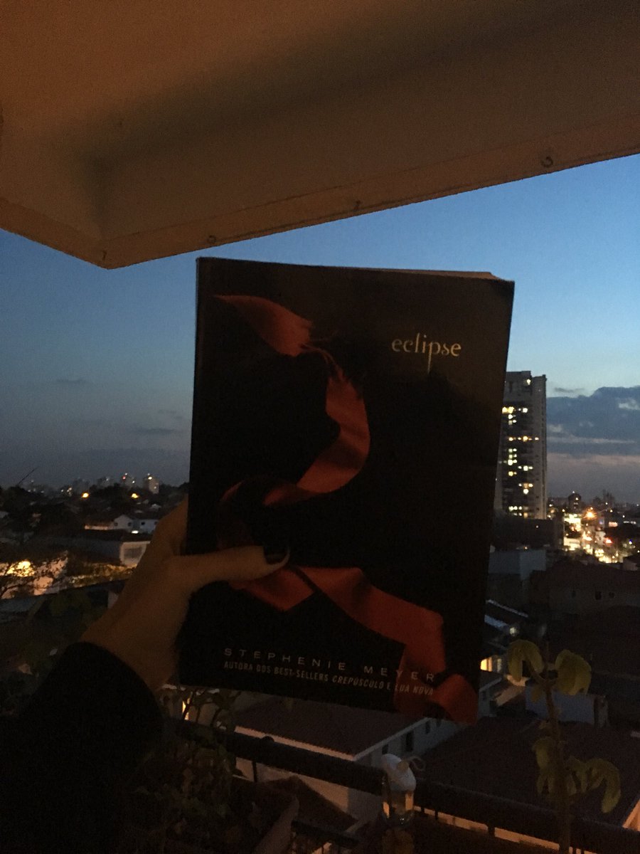 vevitolas's tweet photo. TA DANDO PRA VER O ECLIPSE AQUI DE SP #EclipseLunar https://t.co/3dImED4HsO