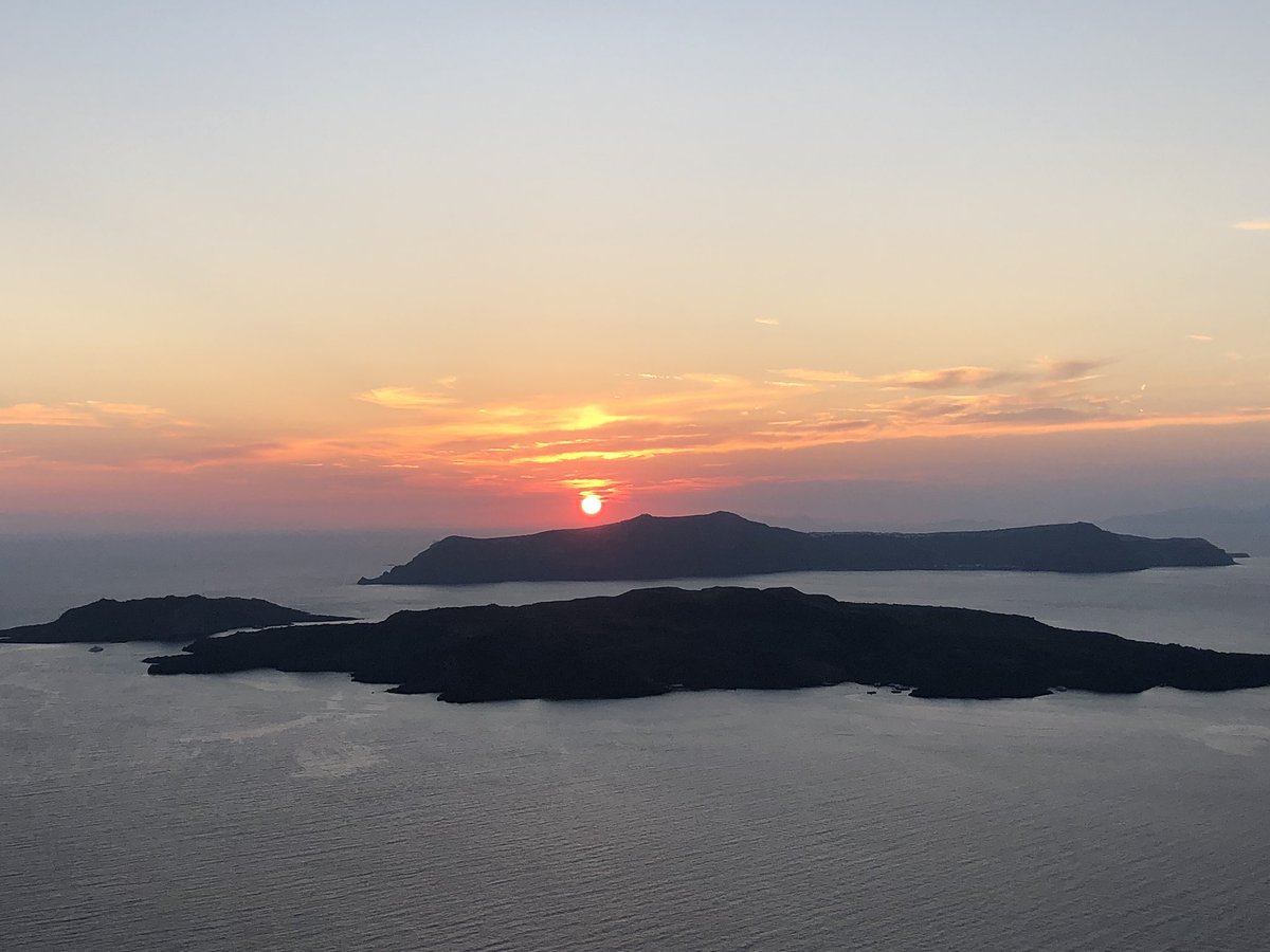 Serata con degustazione di vini 🍷 e cena con vista del tramonto sul mare, terminato poi con l’ #eclissilunare #Grecia #Santorini #summer #panorama #tramonto #sea <a href="/santo_wines/">SantoWines</a>