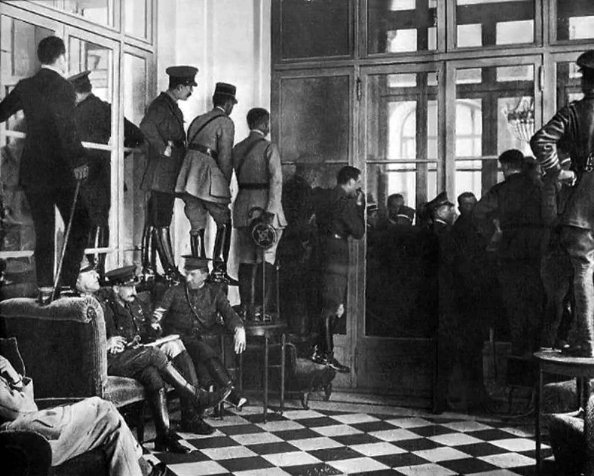 Des personnes debout sur des canapés et des tables pour observer la signature du Traité de Versailles, 1919 #histoire