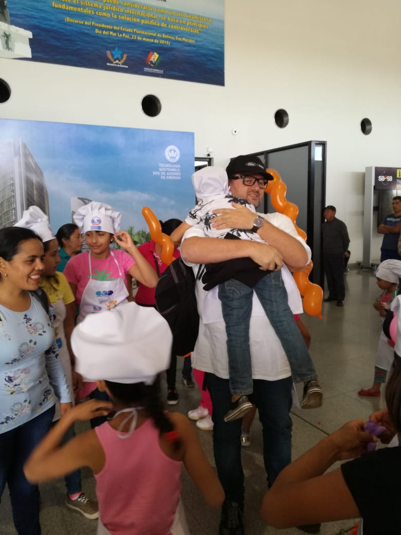 AldeasBolivia's tweet photo. ¡Bienvenido a casa @mundochristophe!
A pocas horas del #SOSChef 2018, una fiesta de solidaridad y deliciosa comida. En #SantaCruz. Juntos diremos #MeImportan los niños y niñas y su derecho a vivir en familia. https://t.co/Y5SKduu60P