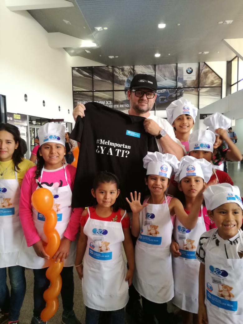 AldeasBolivia's tweet photo. ¡Bienvenido a casa @mundochristophe!
A pocas horas del #SOSChef 2018, una fiesta de solidaridad y deliciosa comida. En #SantaCruz. Juntos diremos #MeImportan los niños y niñas y su derecho a vivir en familia. https://t.co/Y5SKduu60P