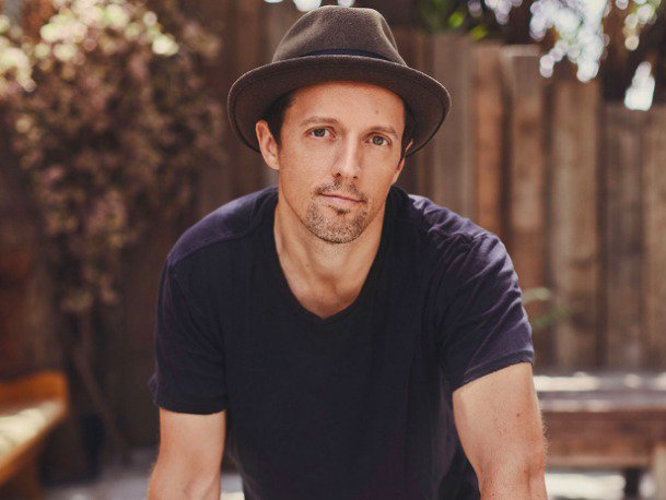 Jason Mraz talks hooking up with dudes while dating the woman who later became his wife https://t.co