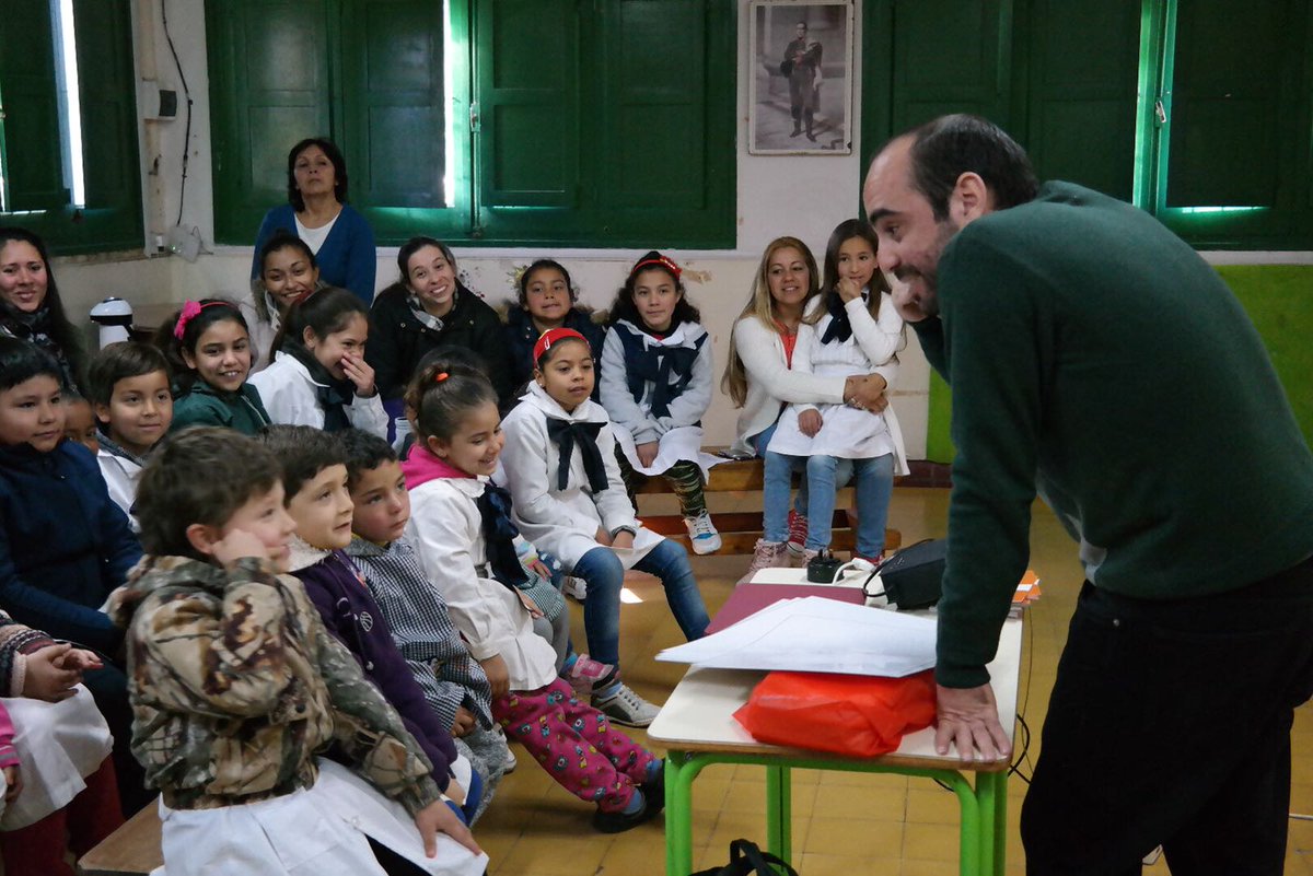 sinae_oficial's tweet photo. Con el apoyo de la Facultad de Medicina, la empresa Unilever y el SINAE realizan talleres sobre al cuidado de la piel y la gestión integral del riesgo, enfocados en las necesidades de niños y niñas que viven en el medio rural. Más información: https://t.co/zM3DWMn3WK https://t.co/ina1zfO7HQ