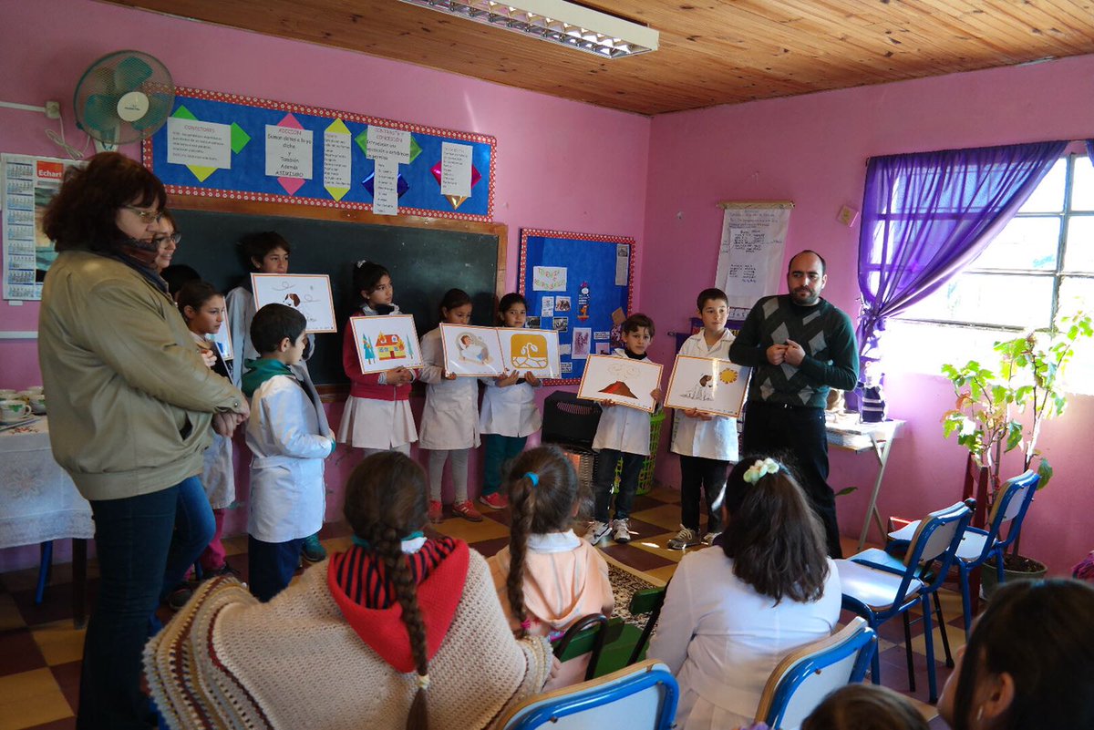 sinae_oficial's tweet photo. Con el apoyo de la Facultad de Medicina, la empresa Unilever y el SINAE realizan talleres sobre al cuidado de la piel y la gestión integral del riesgo, enfocados en las necesidades de niños y niñas que viven en el medio rural. Más información: https://t.co/zM3DWMn3WK https://t.co/ina1zfO7HQ