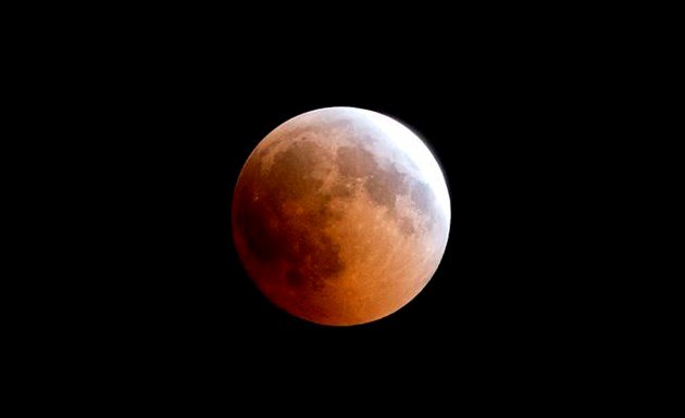 Look Up: Complete lunar eclipse that is the longest of this century.  ottawamatters.com/world-news/com… https://t.co/JVSPI6P0PV