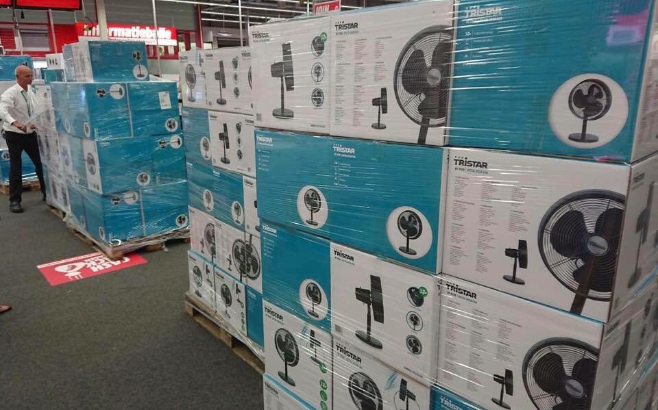 MediaMarktMidd's tweet photo. In Zeeland gaan we gewoon nog even door... Er is weer nieuwe voorraad! #voorraad #ventilators #zomer #opisop #frisselucht #blazen #koelen #warmhe! #hittegolf #zweten #zomerinzeeland #middelburg #zeeland https://t.co/6bpsRdz8xh