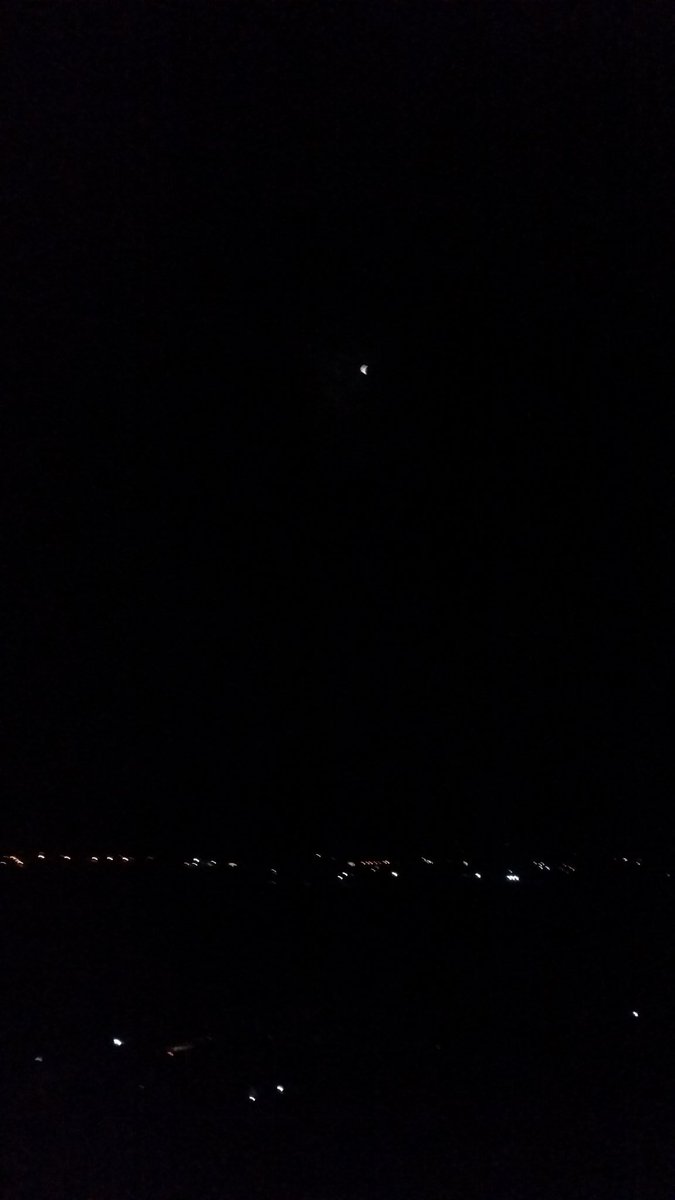 PabBout's tweet photo. #EclipseDeLune Presque la moitié du retour de la pleine lune qui brille. https://t.co/DxVUB83oDE