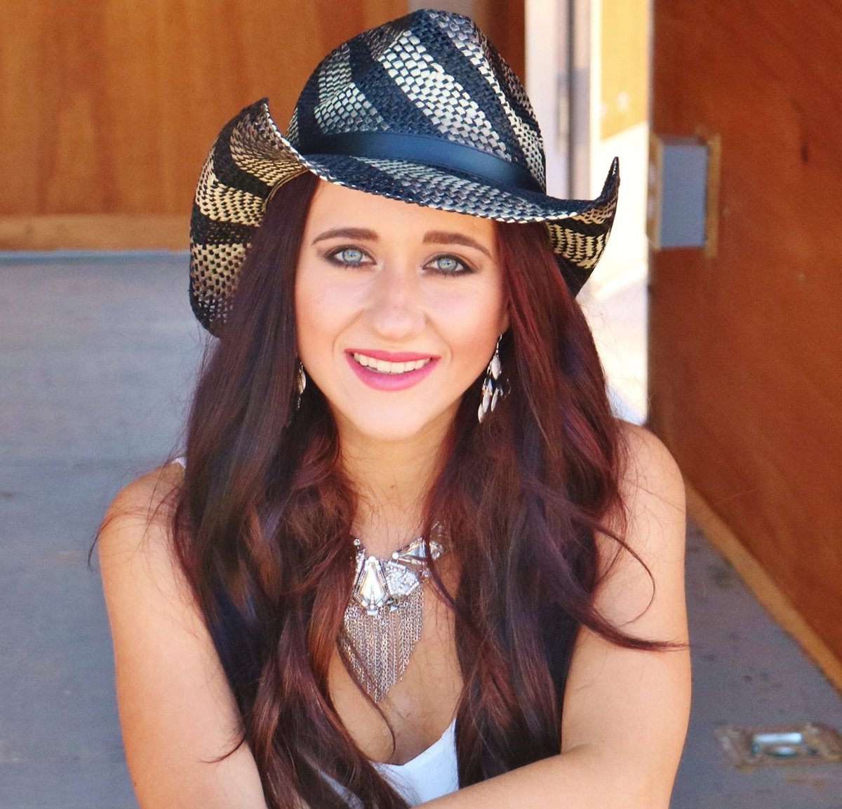 Hey y’all! I’ll be on #FacebookLive today at 5pm PDT! Can’t wait to see you then!#countrymusic #truecountry #Simplelifetour #CMT facebook.com/AshleyWineland…