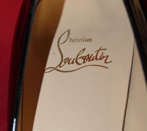 GoodwillWorks's tweet photo. Get these #Louboutin Heels that retail in department stores for over $600 steeply discounted when you #ShopGoodwill online: https://t.co/Fm2bcbjej1. #DesignerForDiscount #RedBottom #FashionFriday https://t.co/CjYghMH3BP