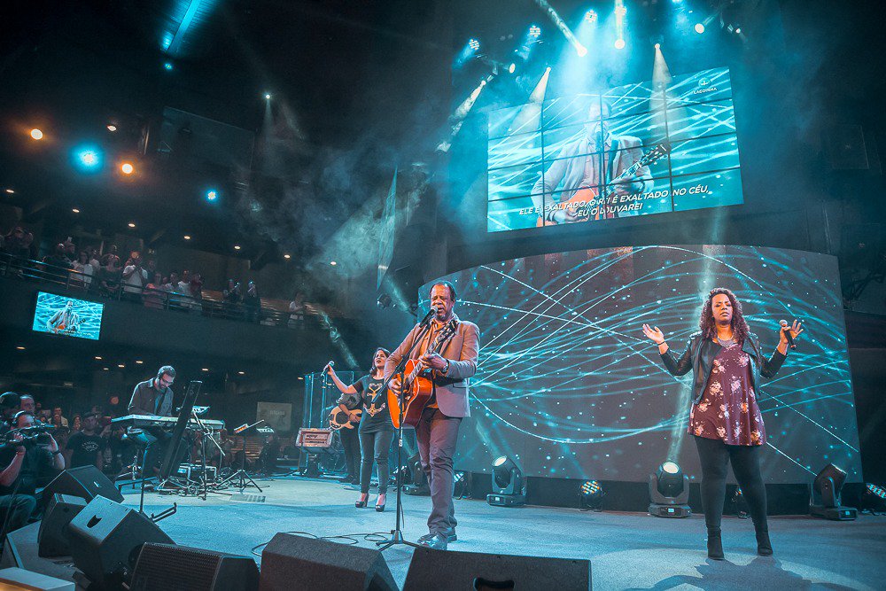 diantedotrono's tweet photo. "Queremos o teu nome engrandecer e agradecer-te por tua obra em nossas vidas". 🎵🎶🙌 @adhemardecampos #legado40 #CongressoDT #eueaminhacasa https://t.co/iQ2LhnH12d