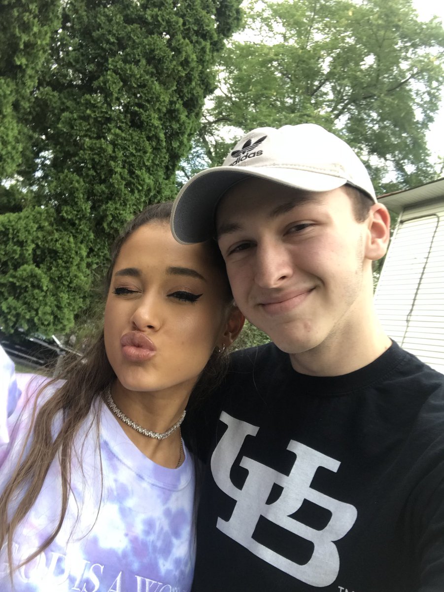kysdana's tweet photo. I JUST MET ARIANA GRANDE https://t.co/D52l55yTsp