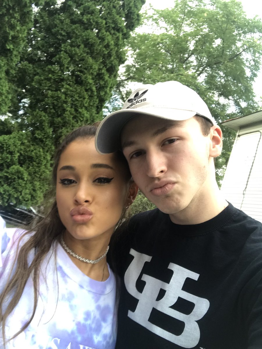 kysdana's tweet photo. I JUST MET ARIANA GRANDE https://t.co/D52l55yTsp