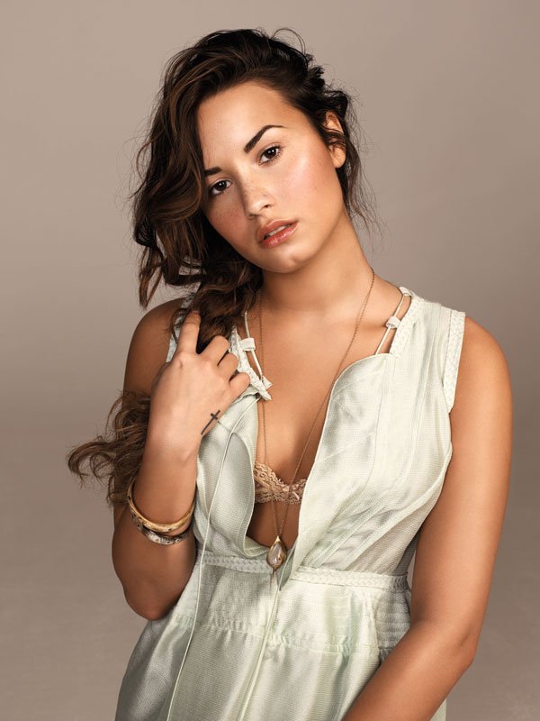 mutiraolovato's tweet photo. META: 40 RTs e 200 respostas com a tag. Será que conseguimos?

#MTVHottest Demi Lovato https://t.co/RBovydUxsu