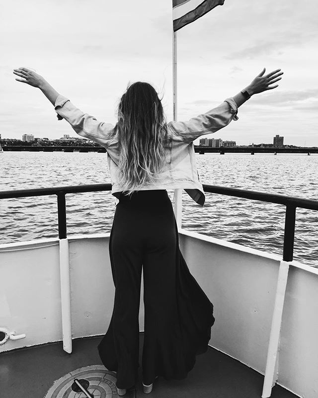 styletab's tweet photo. Hey weekend, I’ve been waiting for you 🤗 #blackandwhite #bostonblogger #friday 📸: @trendyonabudget https://t.co/gethgZgN5o https://t.co/lGIrpd3cUA