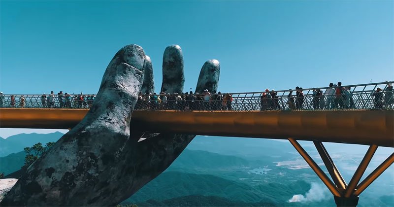 Giant hands raise bridge in Vietnam to the sky czed.eu/9l4n #architecture