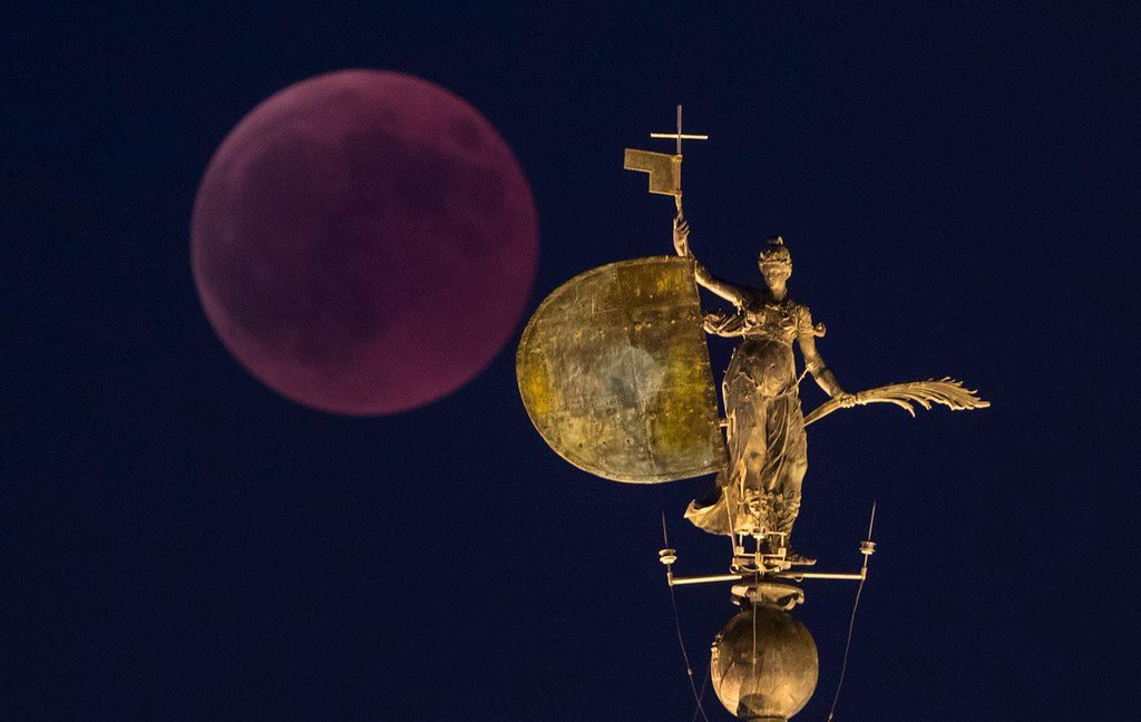 JavierComasR's tweet photo. Esta espectacular foto que se esta difundiendo es del gran @pizarrofotos. Téngalo en cuenta. Por cierto, la #LunaDeSangre no se ha visto en otra. https://t.co/D3FFvPJKxW