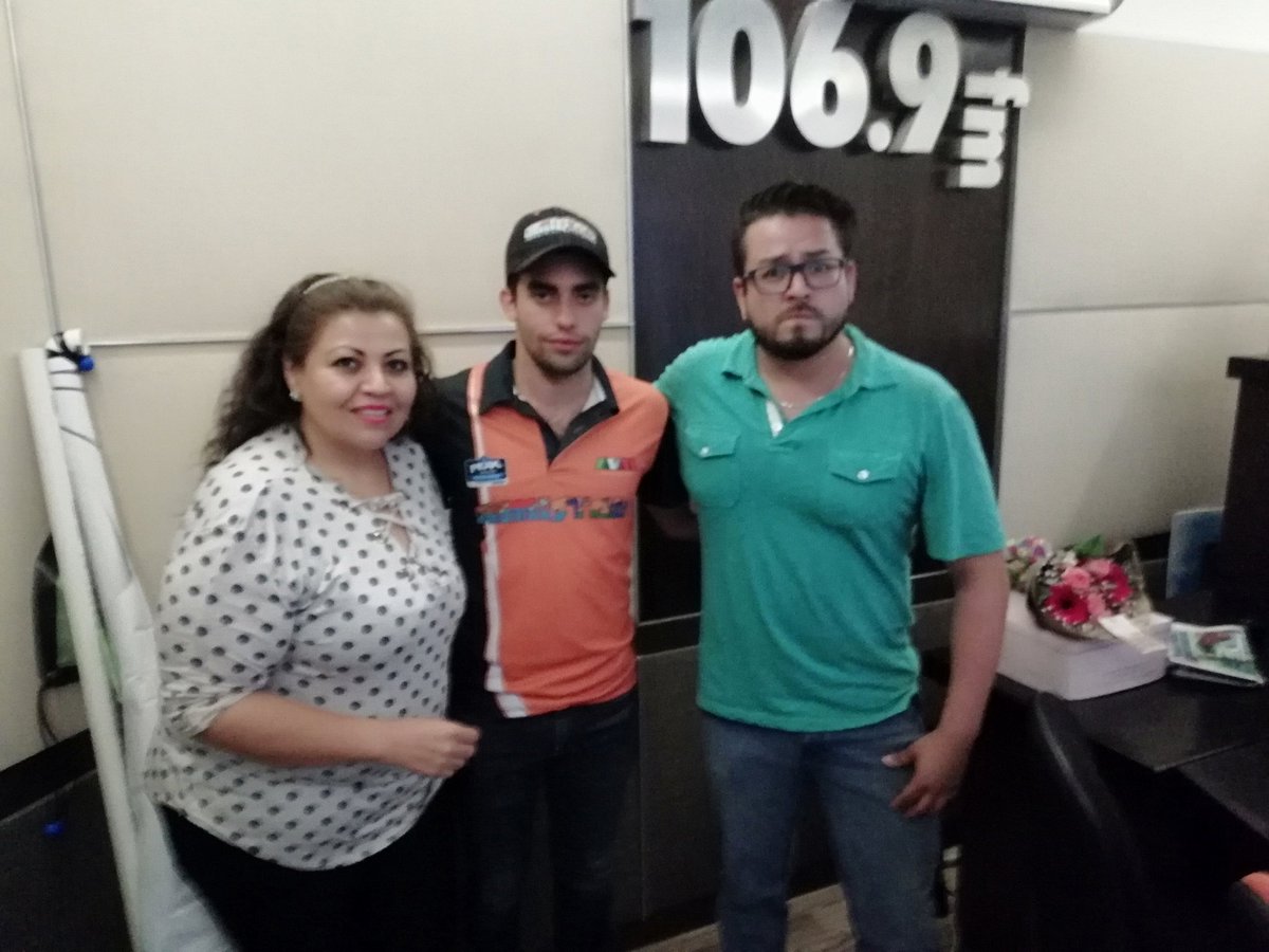 EPIpressMx's tweet photo. El piloto @maxgonzalez137 del @AVMracingMx en entrevista para Radio Universal @NASCARPEAKMX https://t.co/LqWkXuTph4