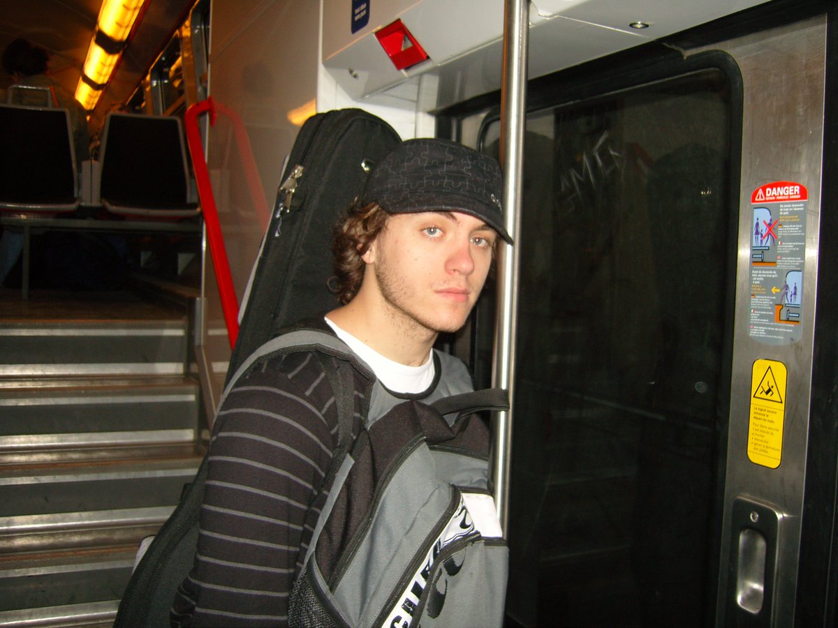 ZeratoR's tweet image. #2008vs2018
2008 : L'adolescent provincial qui se cherche, en visite à paris avec sa guitare, la vie de voyou, la vraie
VS
2018 : Le mec qui ne sait pas vraiment si il exerce son métier