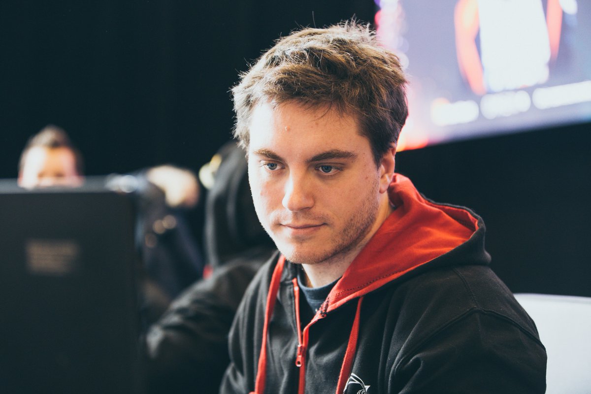 ZeratoR's tweet image. #2008vs2018
2008 : L'adolescent provincial qui se cherche, en visite à paris avec sa guitare, la vie de voyou, la vraie
VS
2018 : Le mec qui ne sait pas vraiment si il exerce son métier