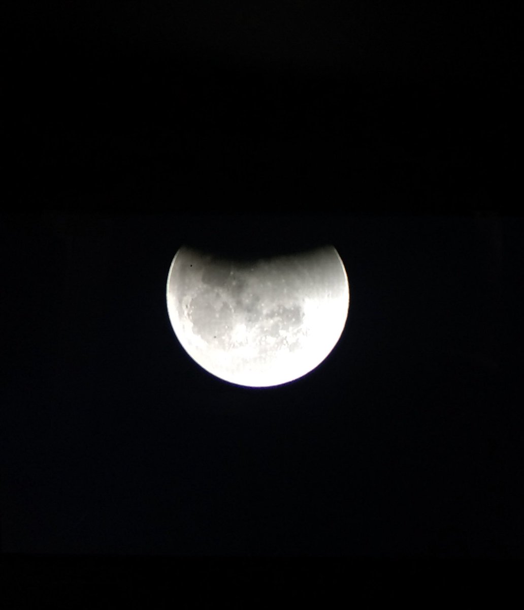 KallynaSabino's tweet photo. Eu vi! Eu vi! #eclipsedalua #EclipseLunarTotal https://t.co/LU4YrVcA8I