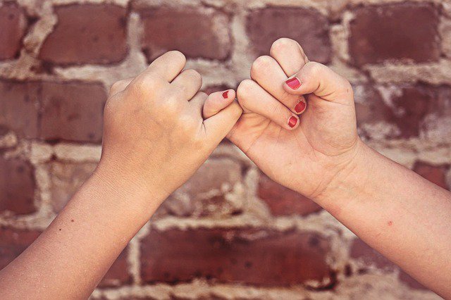 LdqPlay's tweet photo. Friends give us love and support in SO many ways. On LDQ, Hannah is Jody’s lifeline. Who is your Hannah? Tell us about a time when a true friend helped you push through the pain.
❤️💪🏼 
.
.
.
#nysummerfest #newyorktheaterfestival #nytheaterfestival #friendshipgoals https://t.co/hoK6HM8pJI