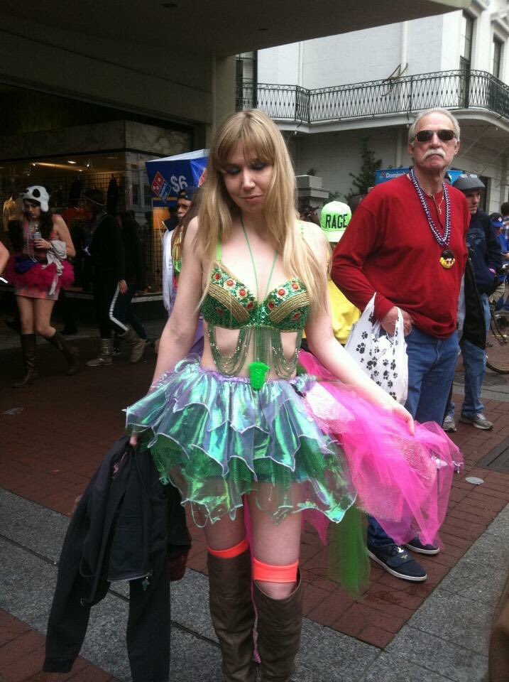 DirrtySunshine's tweet photo. @JediMaster941 A3: sexy and ridiculous! The joys of living in #New Orleans - I can rock this look with zero judgement. #BoredChat https://t.co/E94W2H61oA