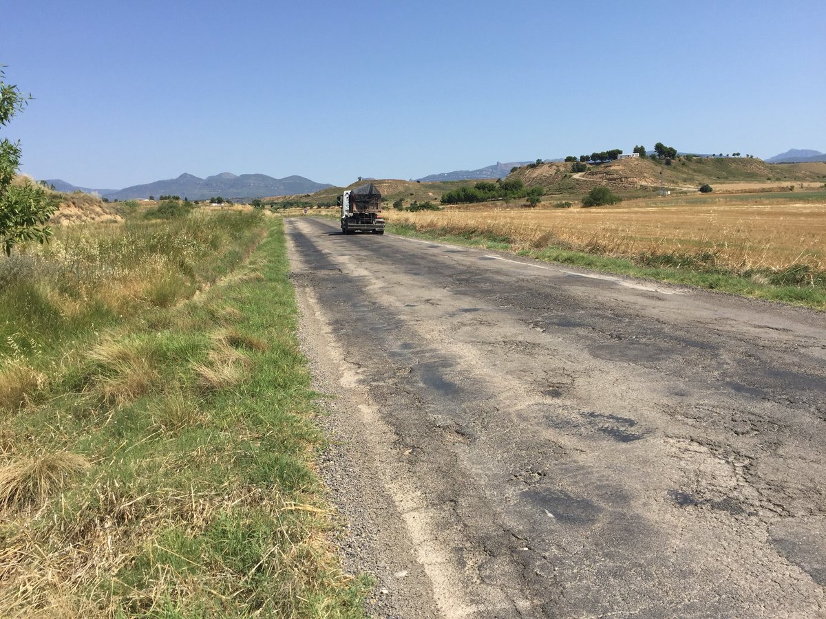 SOShu324's tweet photo. El dinero de todos los #contribuyentes, tirado cada 15 días en #parchear la #carretera. No será mejor reparar el #firme completo?? Como dice en un #informe que se supone que llevan 5 MESES haciendo.... Gestionen y dejen de poner #parches, por #SeguridadVial https://t.co/7I79Go1xIJ