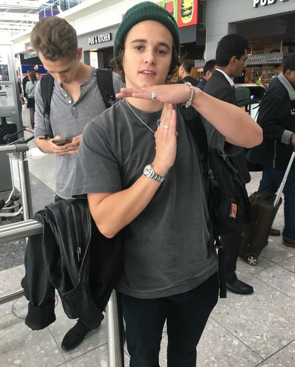 EnrouteForever's tweet photo. Happy birthday Bradiboy!! Wishing you the happiest of days, be sure to enjoy the weather and smile 😀💛 @TheVampsBrad Lots of Love xox https://t.co/0RdVIPsosy