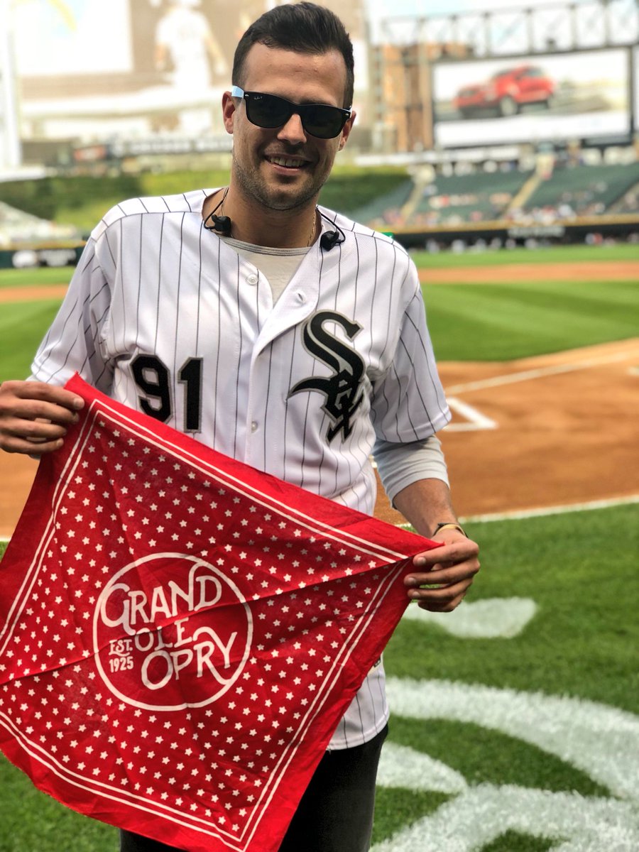 opry's tweet photo. Itβs #CountryMusicNight @whitesox, and @JackieLeeMusic hit that #Opry #CircleThrowdown out of the park! βΎοΈπΆπ― https://t.co/H1WG1YHwu5