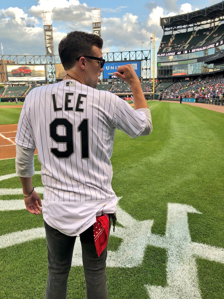 opry's tweet photo. Itβs #CountryMusicNight @whitesox, and @JackieLeeMusic hit that #Opry #CircleThrowdown out of the park! βΎοΈπΆπ― https://t.co/H1WG1YHwu5