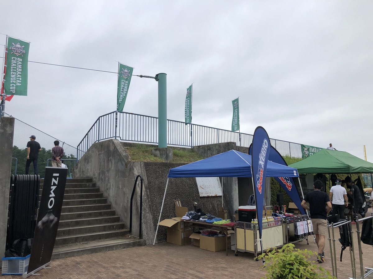 verdy_baseball's tweet image. 白河ブルースタジアムでは、東北大学選抜が同点に追いつき1-1と健闘中です！また会場ではスーパースポーツゼビオ、バンバータのポップアップストアがオープンしてます！ドリンクの無料配布も行なっております！皆さま是非お越しください #BCC2018