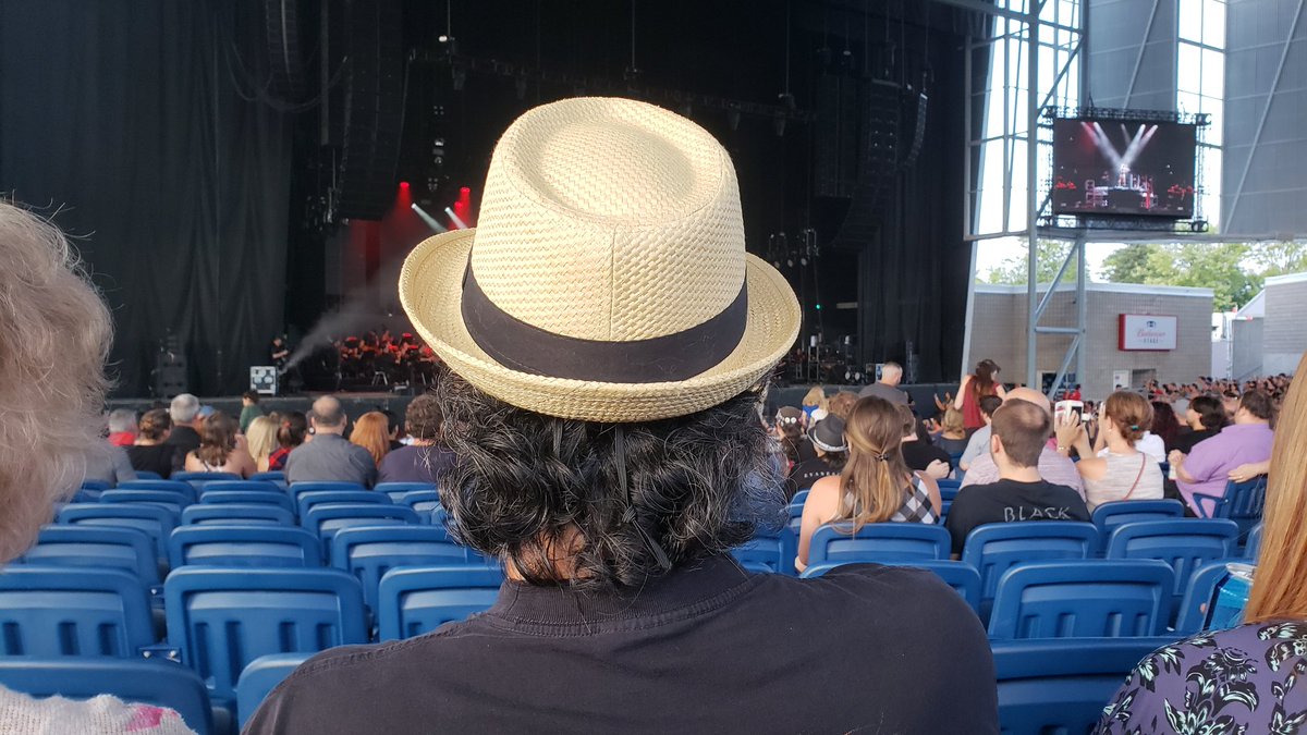 canamediatv's tweet image. Awesome seats for @LindseyStirling and @evanescence however don't be that guy #concertfail