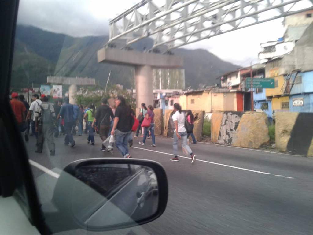 Asocasarapa's tweet photo. A pie por falta de transporte, así estamos en Guarenas, vecinos caminan desde Caracas https://t.co/nnKaUZVMbX