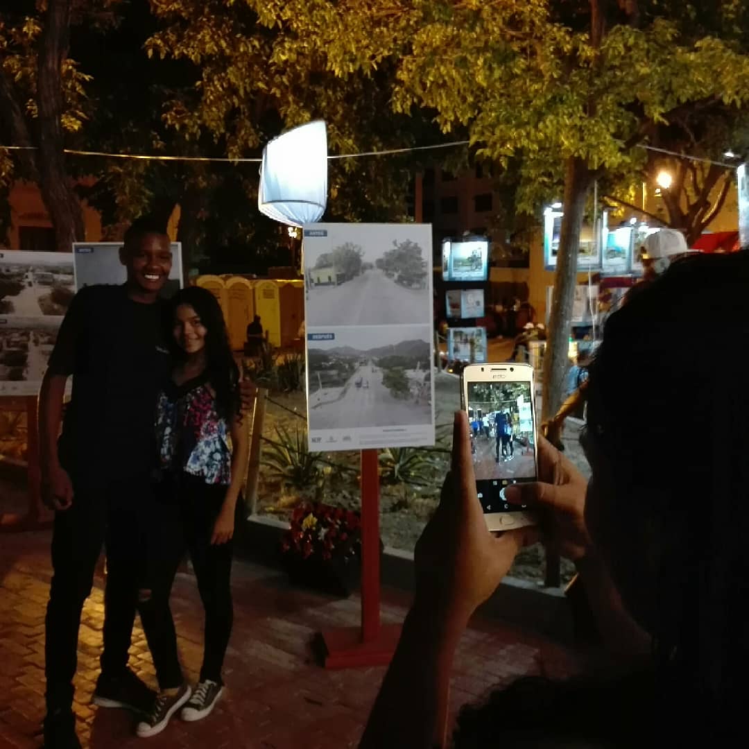 SETPSANTAMARTA's tweet photo. Concurrida asistencia de los Samarios y turistas apreciando la galería fotográfica de las obras del cambio #FiestaDelMar2018 #FestivalDeCocinaSamaria https://t.co/3tHrcICHQk