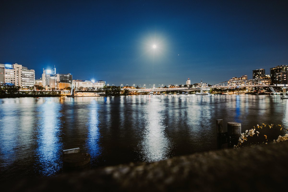 Brisbane city moonrise #moon #brisbane #MoonEclipse #fullmooneclipse